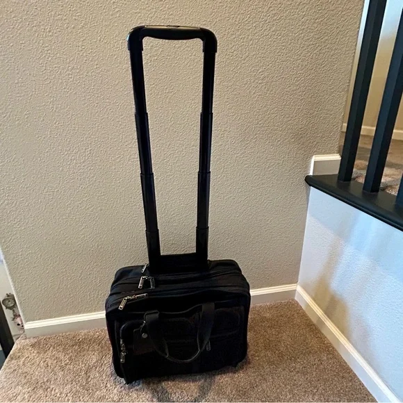 Tumi wheeled deluxe brief, Model 26104D4. - Picture 6 of 14